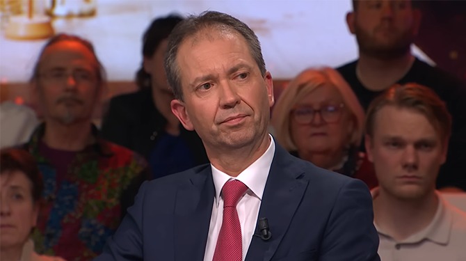 Eddy van Hijum: 'Ben beschikbaar als ze eventueel weer partijloze premier zoeken'