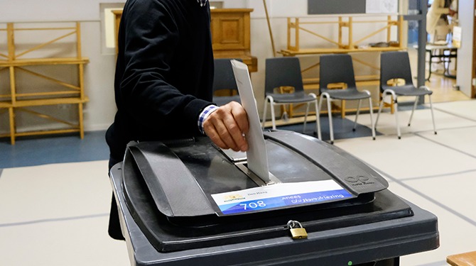 Uitslag verkiezingen pas duidelijk als Marco (40) zijn hand uit stembus krijgt
