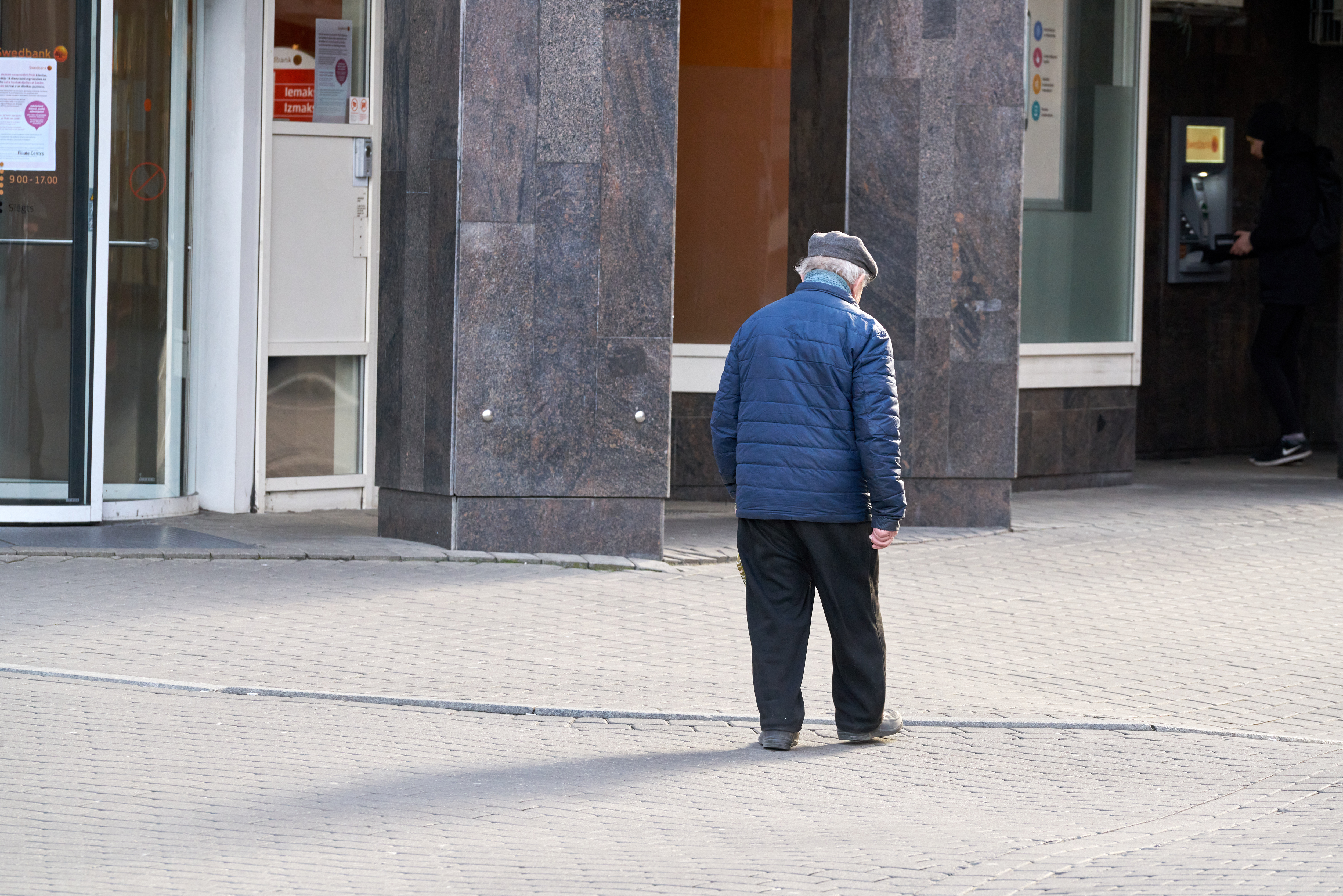 Wat weten oude mensen wat wij niet weten waardoor ze altijd zo langzaam lopen?