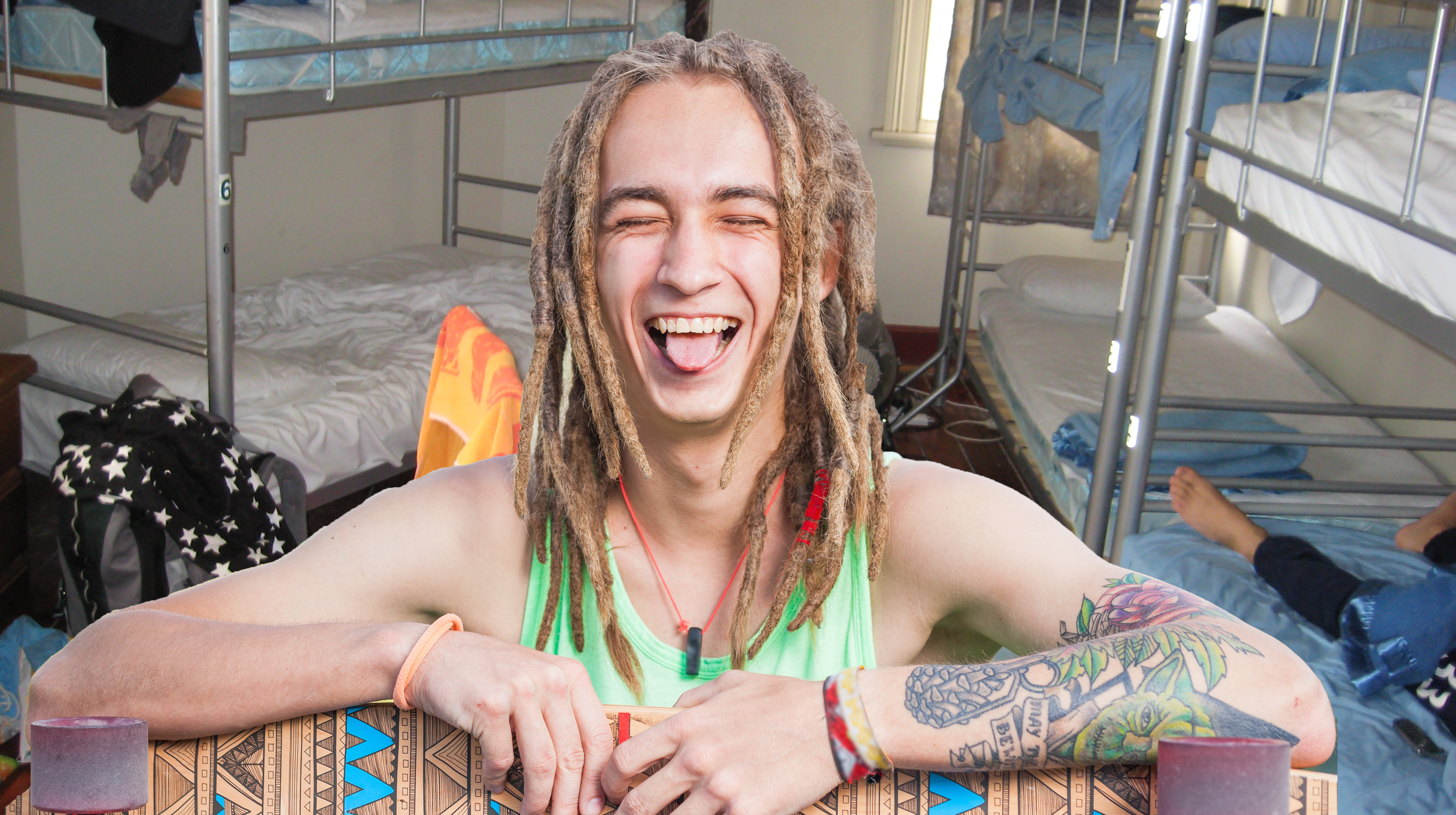 In Hostel vol Liefde nodigt single jongen met dreadlocks 24 zweterige twintigers uit