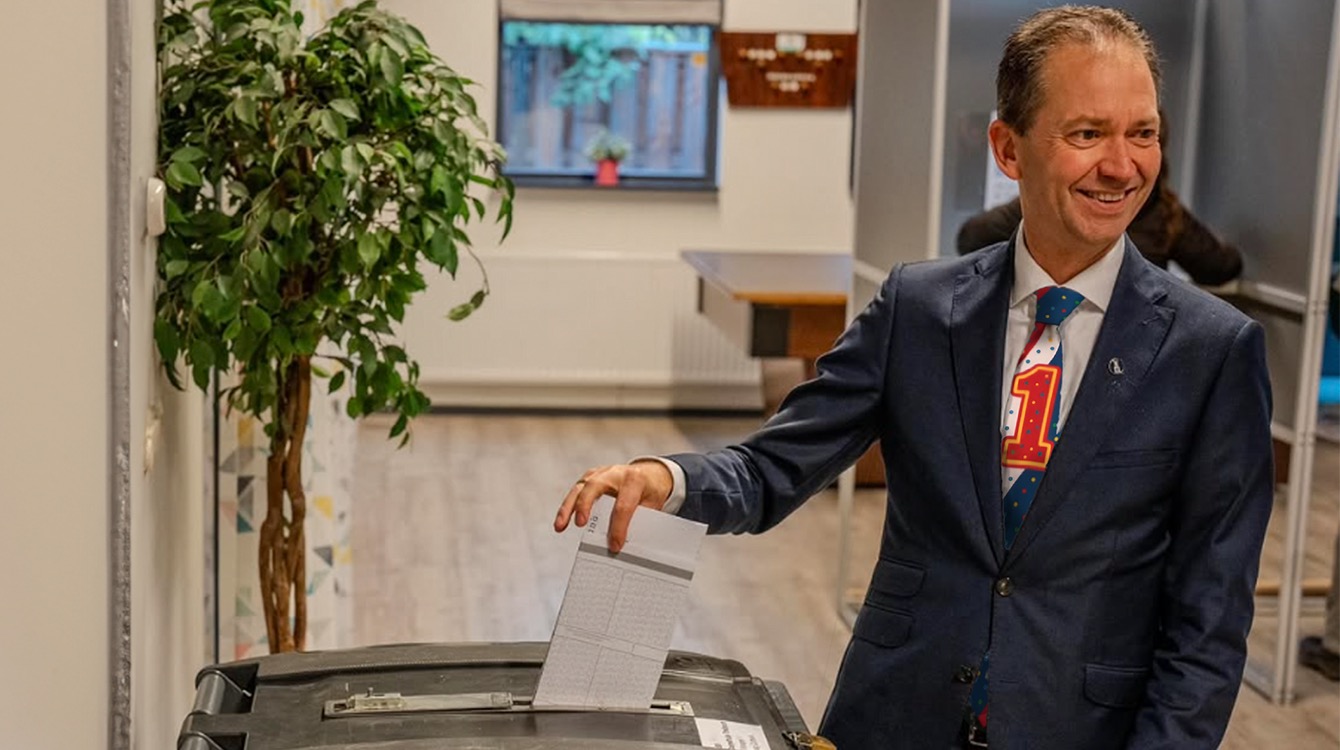 ​Eddy van Hijum gaat vandaag stemmen met een stropdas met daarop een grote 1