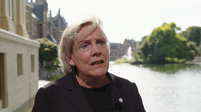 Bijleveld over niet ophalen Afghaanse tolken: ‘We wilden toch minder vliegen met z’n allen?’