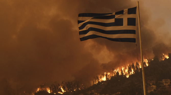 Griekenland ontsteekt vuur op spectaculaire openingsceremonie klimaatcrisis