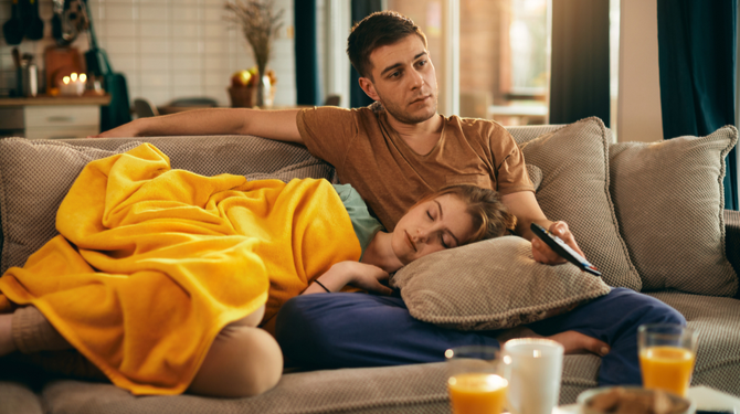 De leukste programma’s om met je vriend te kijken terwijl jij in slaap valt