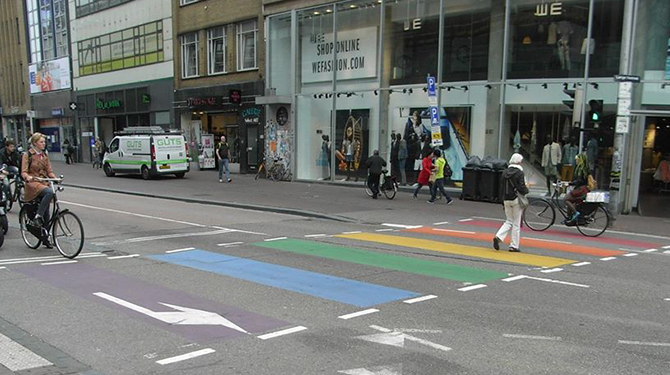 Fietser stopt deze week voor regenboogzebrapad
