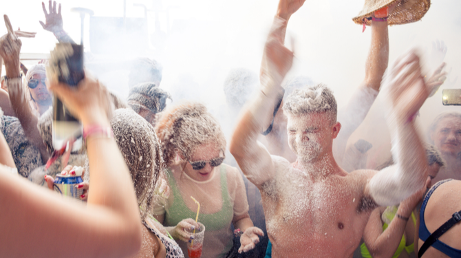Voor Party-Baba en de 40 ravers zijn de festivalbeperkingen geen punt