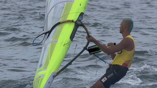 Badloe surft met champagne in de hand naar Champs-Élysées in medalrace