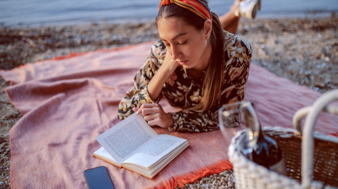 De vijf mooiste boeken om in de buurt te houden terwijl je social media checkt