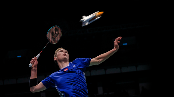 Steenrijke badmintonner bouwt eigen shuttle