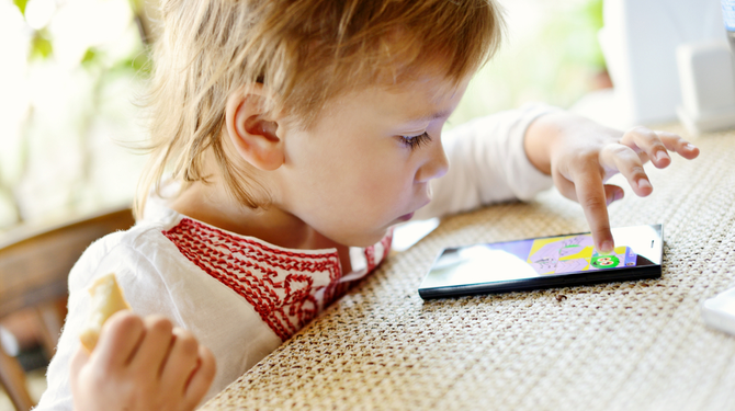 Zorgelijk: Sarah is bijna 2 en kan nog steeds niet fatsoenlijk met een smartphone omgaan