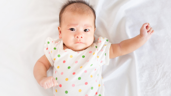 Melancholische baby huilt zichzelf iedere avond in slaap
