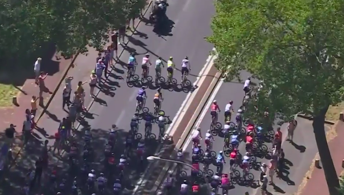 Eddy Merckx verschijnt zelf op de fiets aan laatste Tour-etappe om zijn record te verdedigen