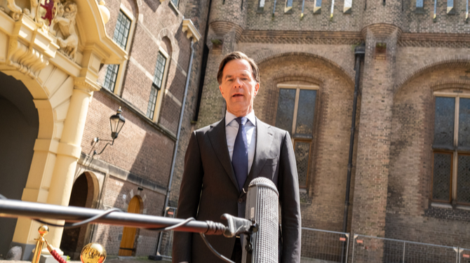 Rutte adviseert Limburgers: ‘zet ramen open en sla boeken en apparatuur op in de kelder’