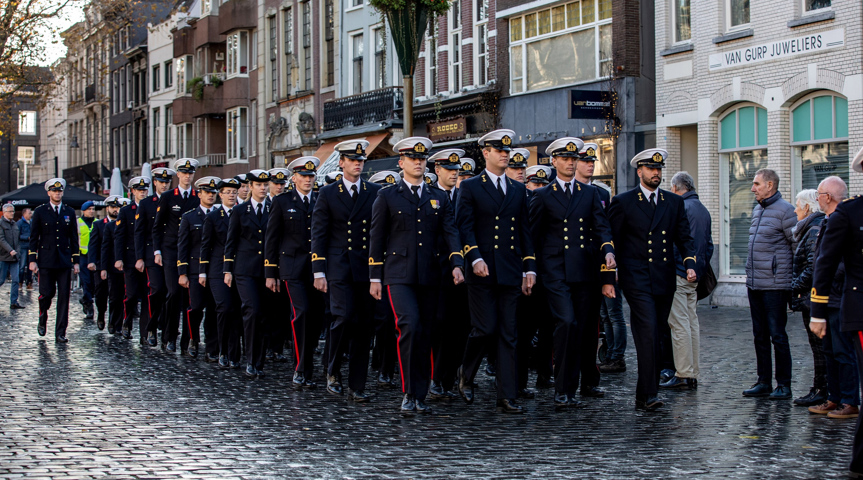 Grootste militaire oefening ooit: normaal doen tegen de vrouwen