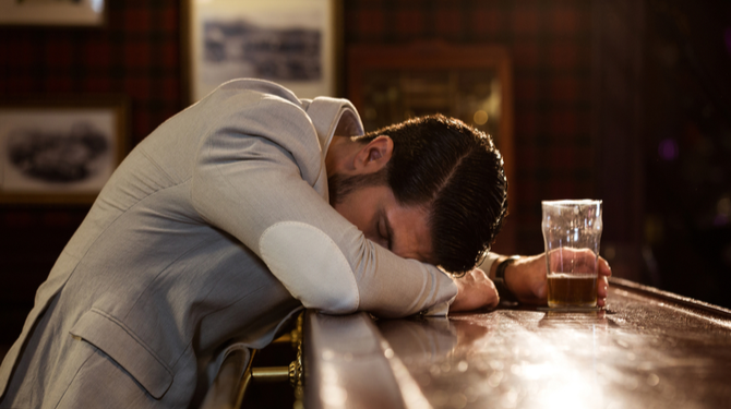 Man die 15 maanden had uitgekeken naar uitgaan eindigt voor het eerst weer eenzaam en depressief in kroeg