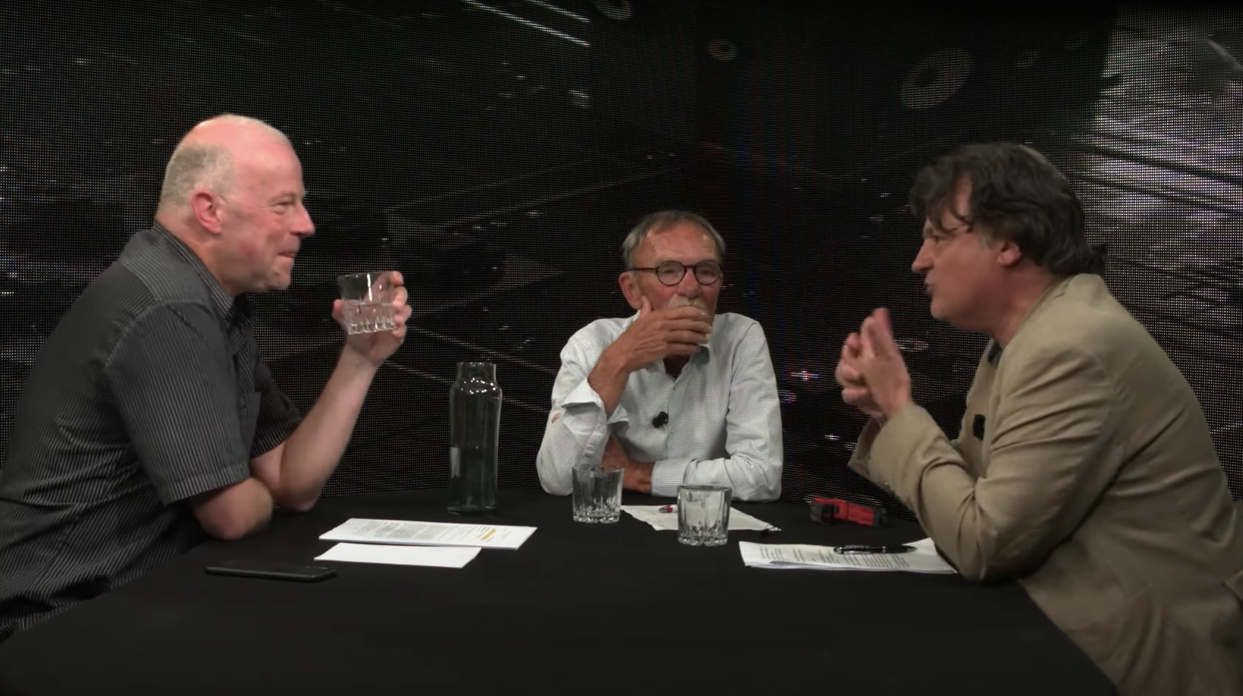 Café Weltschmerz haalt video coronadebat offline: ‘Keulemans droeg geen gordel’