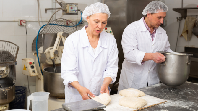 Bakkers zitten met hun handen in het haar: wat voor kleur moeten de tompoucen hebben tijdens Keti Koti?