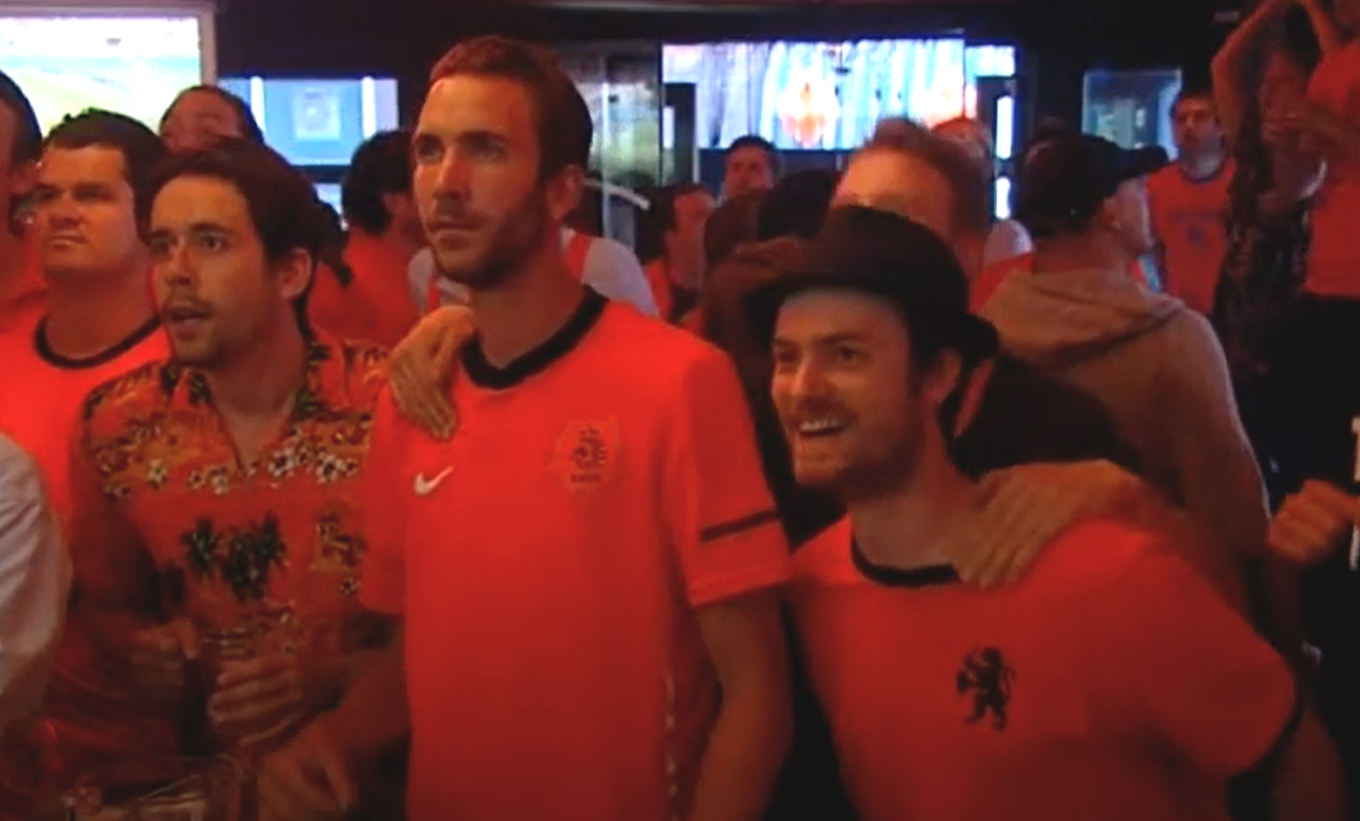 Man heeft oranje voetbalshirt aan voor het geval hij plots wordt opgeroepen door bondscoach