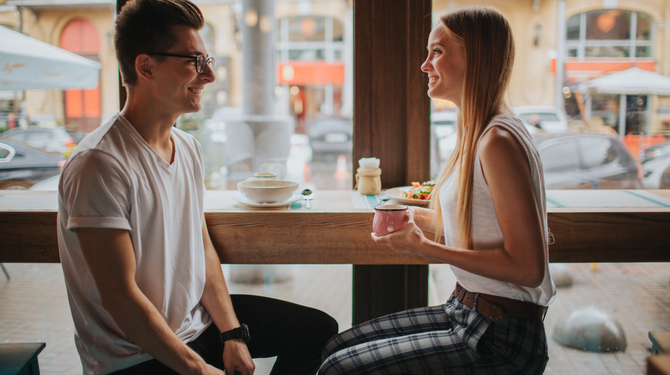In ‘Normal Dates’ gaan mensen zonder camera erbij een drankje drinken en praten