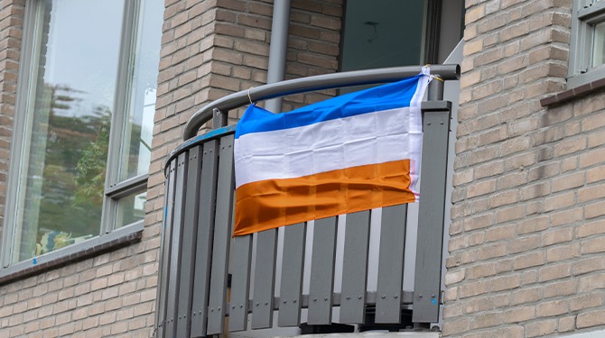 Extréém ontevreden burger hangt Prinsenvlag ondersteboven