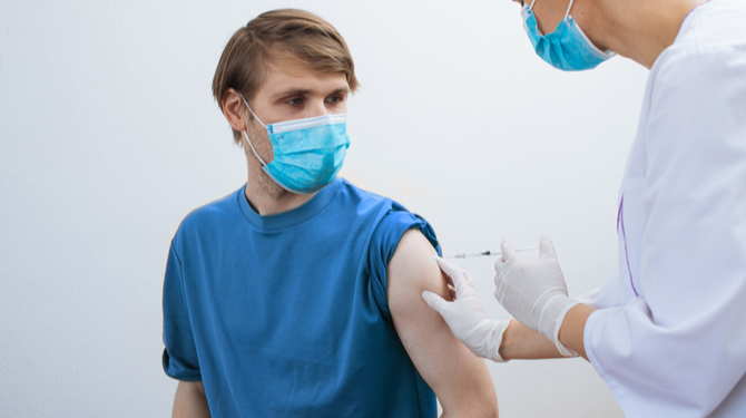 Net gevaccineerde man die om beoordeling wordt gevraagd geeft wonder der medische techniek 3 uit 5 sterren