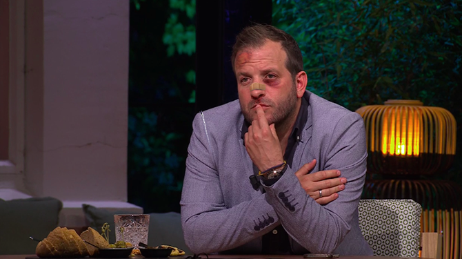 Spaanse knokploeg tikt Van der Vaart suf maar vergeet het af te maken