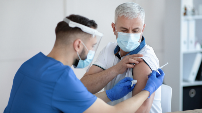 Onderzoek gestart naar man die vaccinatie heeft gekregen maar het niet heeft gedeeld op sociale media