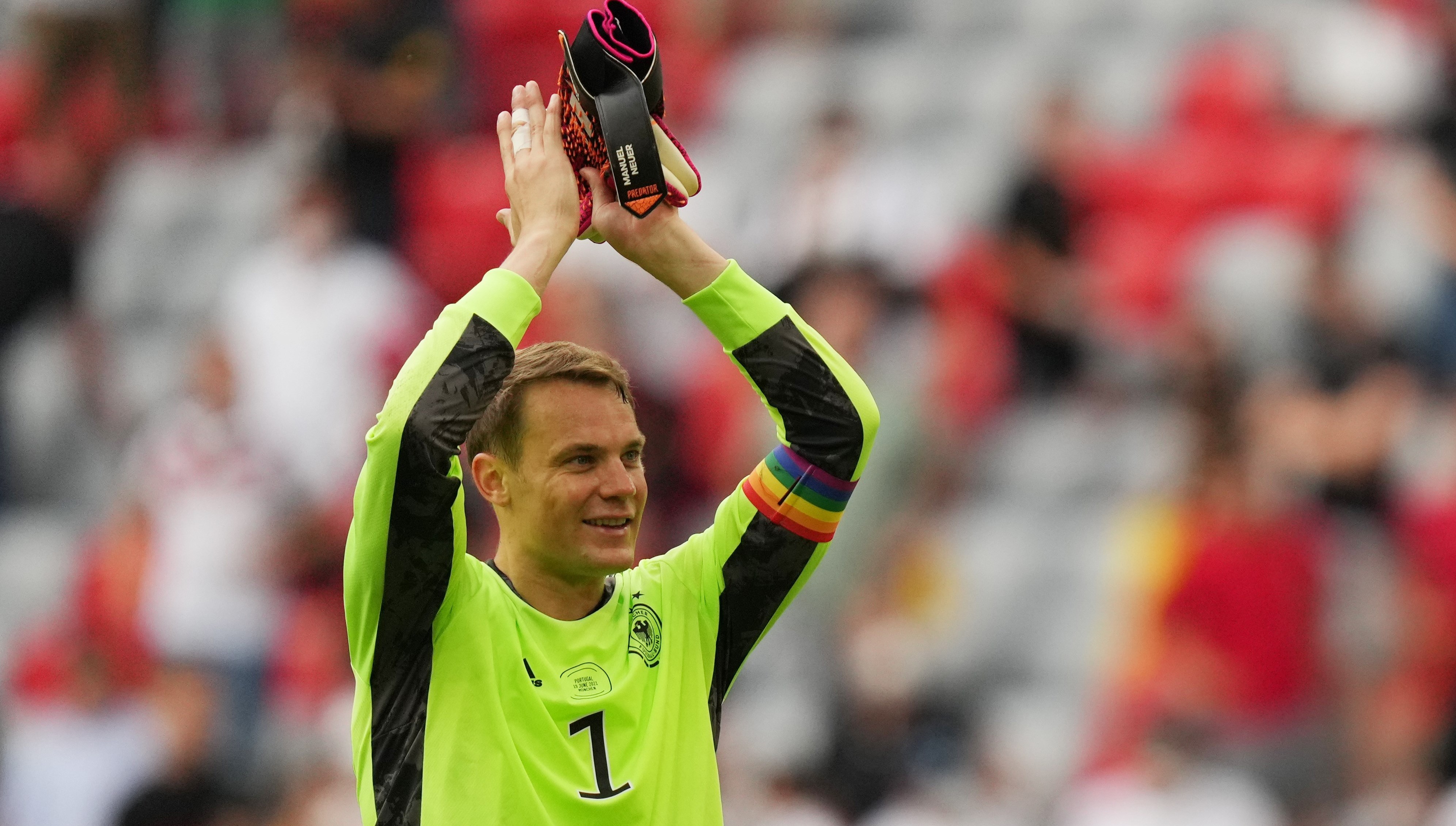 UEFA: ’Regenboogband Neuer moet ‘ie zelf weten, maar we hoeven het niet te zien’