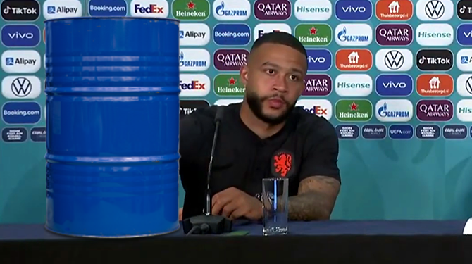 Memphis Depay haalt olievat van sponsor Gazprom van tafel bij persconferentie