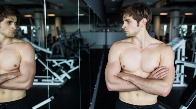 Man in sportschool ongemakkelijk van vrouwen die niet naar zijn lichaam kijken