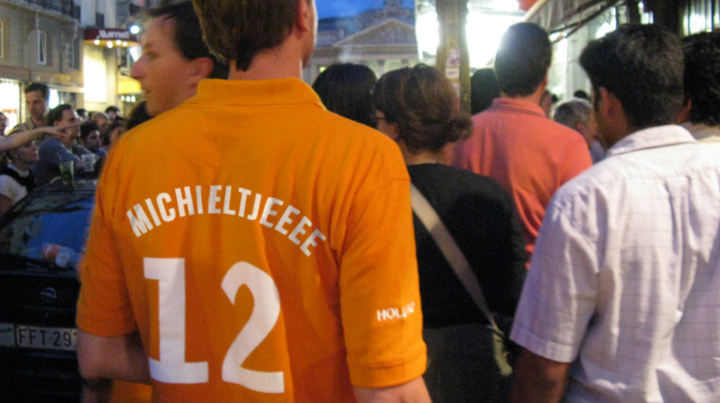 Man met oranje shirt aangeklaagd door KNVB: 'Doet alsof hij bij Nederlands elftal zit'