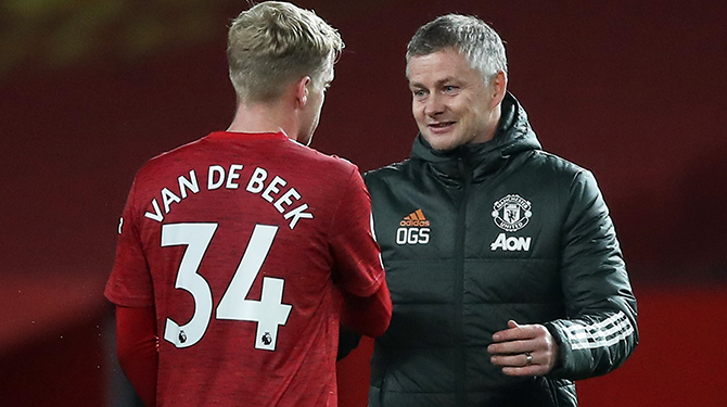 Frank de Boer boos op Manchester United: 'Ze hebben roofbouw op lichaam Van de Beek gepleegd’