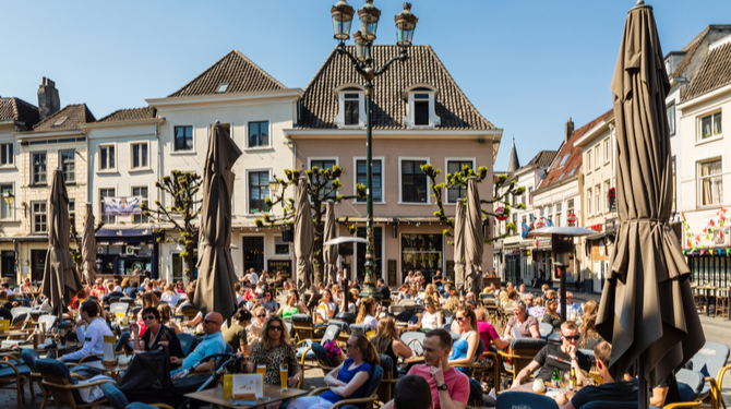 Horeca kampt met personeelstekort: ‘iedereen zit op het terras’