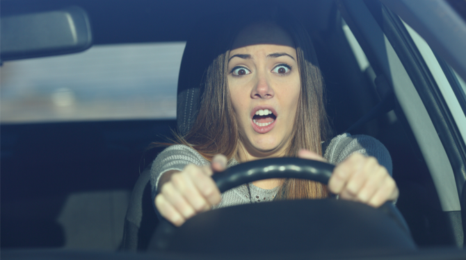 Handig! Dankzij rijangst heeft Norah geen airco nodig want ze hyperventileert de hele auto koel