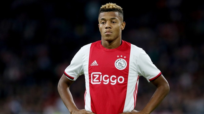 Ajax niet blij met Neres: 'Feesten met grote groepen in deze tijd niet verstandig'