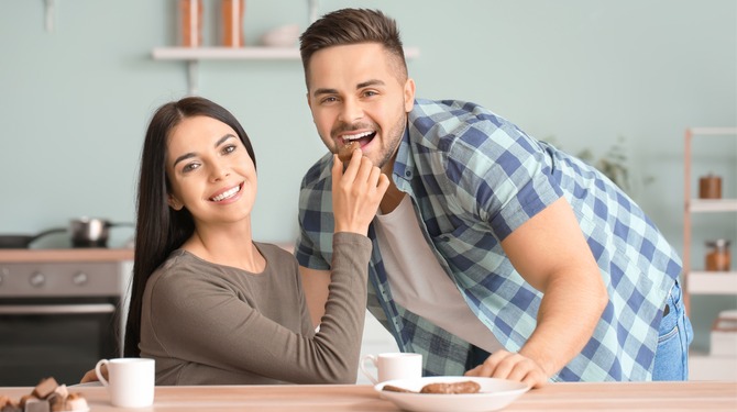 Berend helpt vriendin met lijnen en eet elke avond haar chocolade op