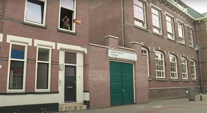 Duncan Laurence in finale vervangen door man die pan bami naar beneden pleurt