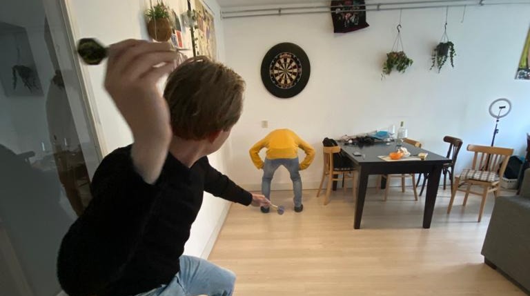 Man verloor potje darten en moet nu kontje kick staan