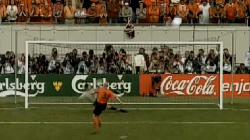 Penalty Jaap Stam stort dinsdag neer op aarde