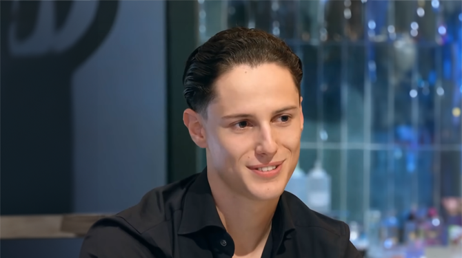 Superieure alfaman gehoorzaamt alleen zijn baasje Andrew Tate
