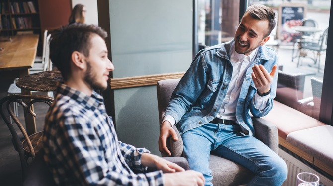 Man die al een jaar niks meer heeft meegemaakt haalt al zijn gespreksstof uit podcasts