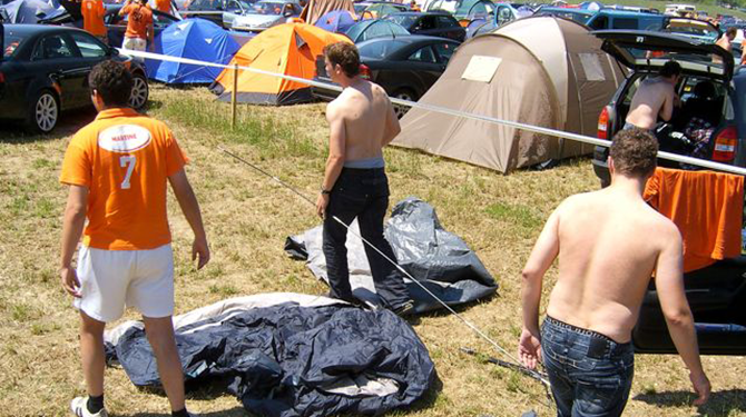 Nederland zet zich schrap voor zomer vol vervelende Nederlandse toeristen
