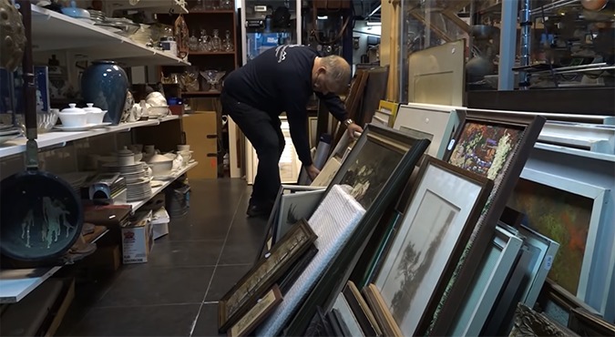 Kringloopwinkelier hoopt dat er snel weer eens wat stijlvolle mensen doodgaan