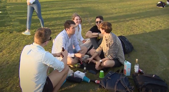 Student die na maanden weer naar school mocht kijkt hoorcollege vanavond wel terug