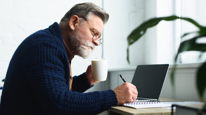 Secretaris tot tranen toe geroerd nu eindelijk iemand notulen gaat lezen