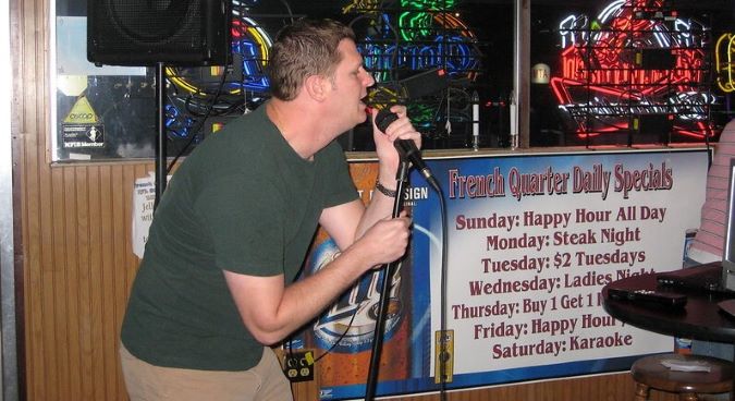 Karaoke-koning ondergaat medische ingreep om hoge eindnoot in ‘Take On Me’ te kunnen zingen