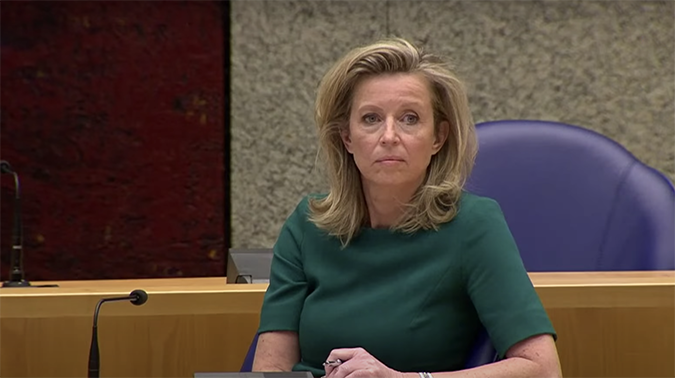 Ollongren: ‘Heb trouwens nog corona’