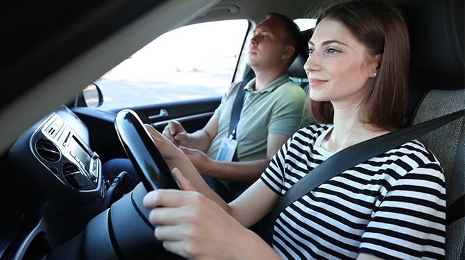 ​Rij-instructeur belt, appt, slaapt, kijkt een serie en doet pilates tijdens jouw rijles