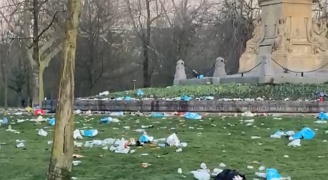 Jongeren leggen al in vroege uurtjes hoopje afval in Vondelpark om plek veilig te stellen voor die dag