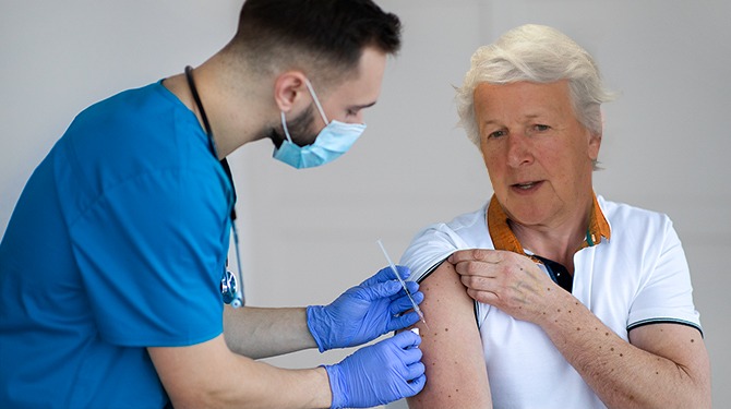 Bejaarde en kwetsbare olympische sporters krijgen als eerst vaccinatie